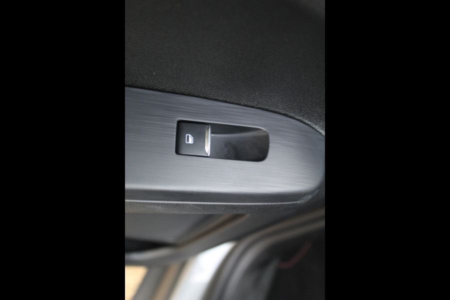 Ford Kuga 2.5-243pk PHEV ST-Line X. Nieuwste model ! Van €. 54.937,- voor €. 43.735,- ! Trekgewicht 2.100kg ! Elektr. panoramadak, Elektr. inklapb. trekhaak, stoel-, stuur- en voorraamverw., lane- en side assist, 360gr. camera, HUD, Apple/Android, Elektr. verstelb. stoelen, LED verl. etc etc