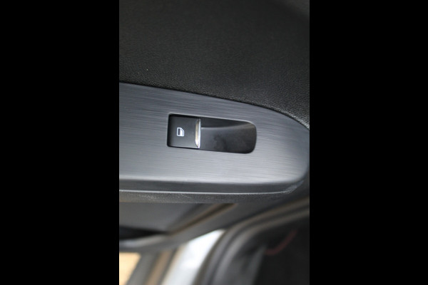 Ford Kuga 2.5-243pk PHEV ST-Line X. Nieuwste model ! Van €. 54.937,- voor €. 43.735,- ! Trekgewicht 2.100kg ! Elektr. panoramadak, Elektr. inklapb. trekhaak, stoel-, stuur- en voorraamverw., lane- en side assist, 360gr. camera, HUD, Apple/Android, Elektr. verstelb. stoelen, LED verl. etc etc