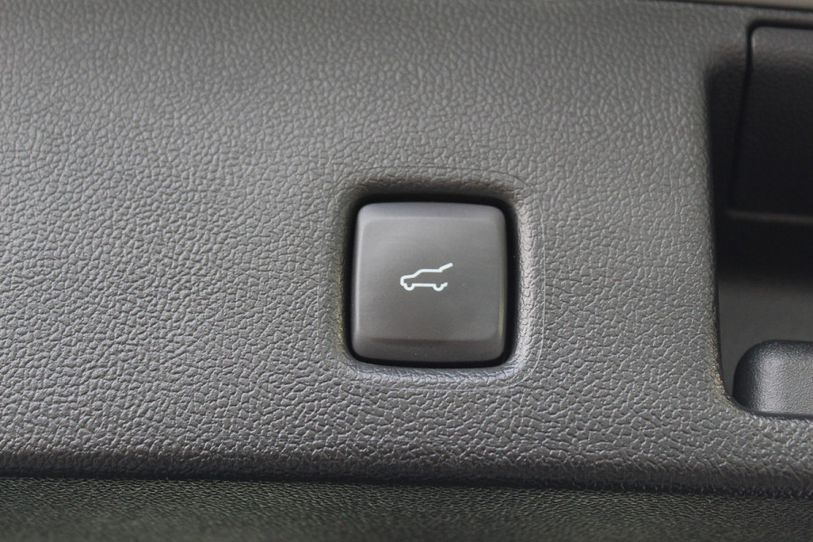 Ford Kuga 2.5-243pk PHEV ST-Line X. Nieuwste model ! Van €. 54.937,- voor €. 43.735,- ! Trekgewicht 2.100kg ! Elektr. panoramadak, Elektr. inklapb. trekhaak, stoel-, stuur- en voorraamverw., lane- en side assist, 360gr. camera, HUD, Apple/Android, Elektr. verstelb. stoelen, LED verl. etc etc