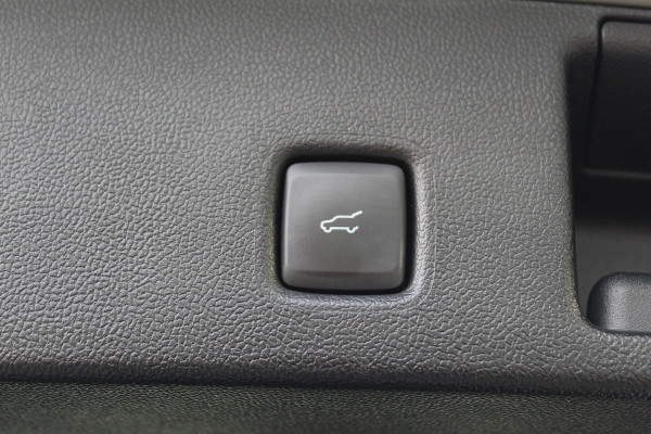 Ford Kuga 2.5-243pk PHEV ST-Line X. Nieuwste model ! Van €. 54.937,- voor €. 43.735,- ! Trekgewicht 2.100kg ! Elektr. panoramadak, Elektr. inklapb. trekhaak, stoel-, stuur- en voorraamverw., lane- en side assist, 360gr. camera, HUD, Apple/Android, Elektr. verstelb. stoelen, LED verl. etc etc