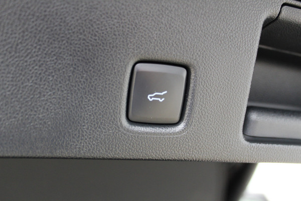 Ford Kuga 2.5-243pk PHEV ST-Line X. Trekgewicht 2.100kg. Nieuw Model ! Van €. 54.937,- voor €. 43.735,- Trekgewicht van 2.100kg ! Elektr. panodak., elektr. trekhaak, stoel-, stuur- en voorraamverw., 360gr. Camera, HUD, AppleCarplay/Androidauto, Elektr. verstelb. comfortstoelen, LED verl.