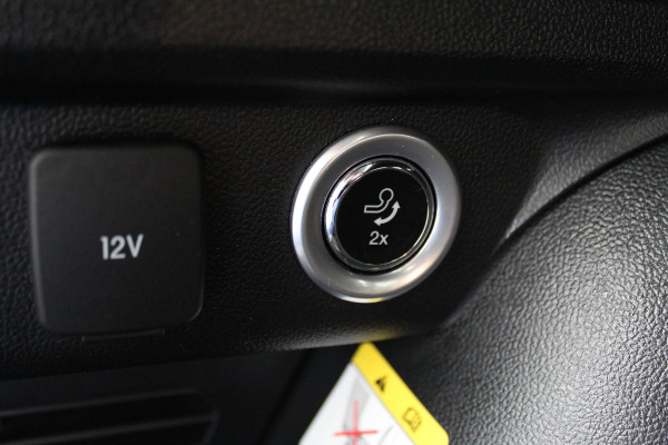 Ford Kuga 2.5-243pk PHEV ST-Line X. Trekgewicht 2.100kg. Nieuw Model ! Van €. 54.937,- voor €. 43.735,- Trekgewicht van 2.100kg ! Elektr. panodak., elektr. trekhaak, stoel-, stuur- en voorraamverw., 360gr. Camera, HUD, AppleCarplay/Androidauto, Elektr. verstelb. comfortstoelen, LED verl.