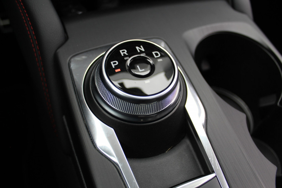 Ford Kuga 2.5-243pk PHEV ST-Line X. Trekgewicht 2.100kg. Nieuw Model ! Van €. 54.937,- voor €. 43.735,- Trekgewicht van 2.100kg ! Elektr. panodak., elektr. trekhaak, stoel-, stuur- en voorraamverw., 360gr. Camera, HUD, AppleCarplay/Androidauto, Elektr. verstelb. comfortstoelen, LED verl.