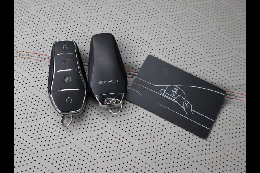 BYD ATTO 3 DESIGN 60 kWh + SCHUIFDAK | LEDER | 360 CAMERA | 15,6" SCHERM | WARMTEPOMP | ADAPTIVE CRUISE