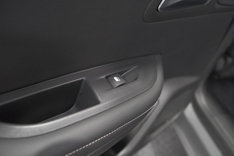 Peugeot 2008 PureTech 130 EAT8 Allure | 100% Benzine | Parkeersensoren Voor + Achter | Apple CarPlay | Climate Control