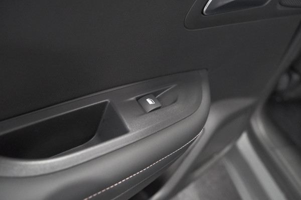 Peugeot 2008 PureTech 130 EAT8 Allure | 100% Benzine | Parkeersensoren Voor + Achter | Apple CarPlay | Climate Control