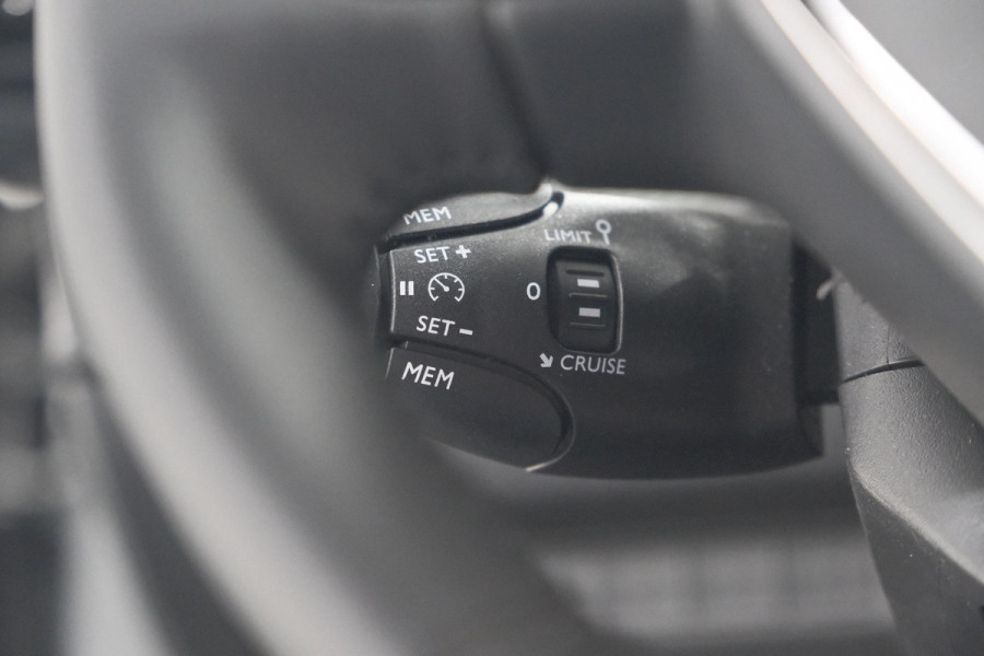 Peugeot 2008 PureTech 130 EAT8 Allure | 100% Benzine | Parkeersensoren Voor + Achter | Apple CarPlay | Climate Control