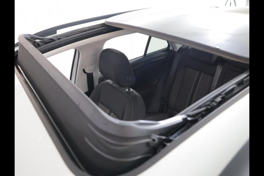 Volkswagen T-Roc 1.0 TSI Style 115pk 6bak| Panorama dak | LM-velgen| el. achterklep | Climatronic
