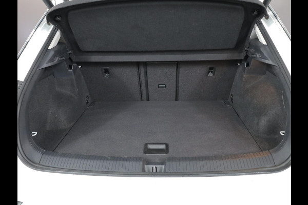 Volkswagen T-Roc 1.0 TSI Style 115pk 6bak| Panorama dak | LM-velgen| el. achterklep | Climatronic