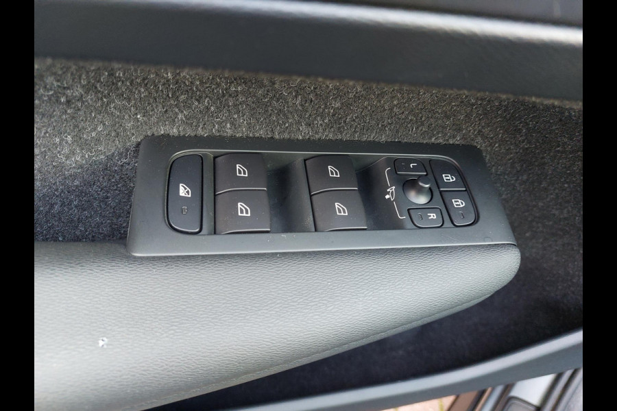 Volvo XC40 2.0 T4 R-Design | Leder | Trekhaak | Panodak