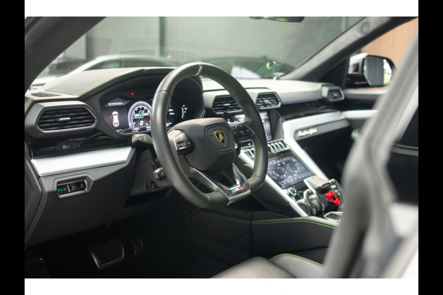 Lamborghini Urus 4.0 V8 HUD Panodak Leer ACC Ceramic Akrapovic Keyless 360 Camera B&O Massage Alcantara hemel Elektr. achterklep Elektr. verstelbare stoelen met memory Afneemb. trekhaak Softclose Achterasbesturing Elektr. verstelbare stuurwiel Navi Stoelverwarming voor & achter Stuurverwarming Stoelventilatie PDC LM ve