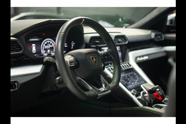 Lamborghini Urus 4.0 V8 HUD Panodak Leer ACC Ceramic Akrapovic Keyless 360 Camera B&O Massage Alcantara hemel Elektr. achterklep Elektr. verstelbare stoelen met memory Afneemb. trekhaak Softclose Achterasbesturing Elektr. verstelbare stuurwiel Navi Stoelverwarming voor & achter Stuurverwarming Stoelventilatie PDC LM ve