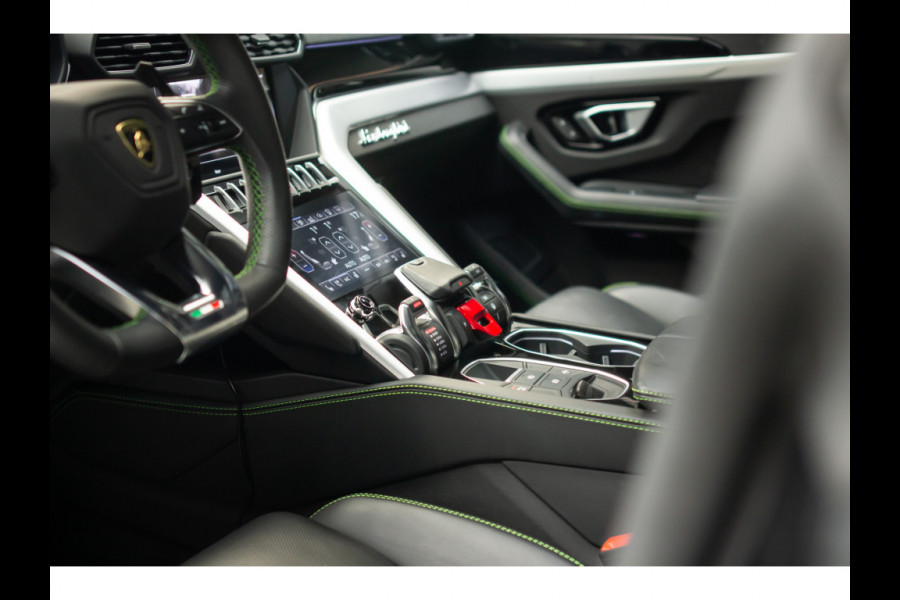 Lamborghini Urus 4.0 V8 HUD Panodak Leer ACC Ceramic Akrapovic Keyless 360 Camera B&O Massage Alcantara hemel Elektr. achterklep Elektr. verstelbare stoelen met memory Afneemb. trekhaak Softclose Achterasbesturing Elektr. verstelbare stuurwiel Navi Stoelverwarming voor & achter Stuurverwarming Stoelventilatie PDC LM ve