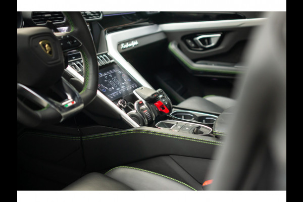 Lamborghini Urus 4.0 V8 HUD Panodak Leer ACC Ceramic Akrapovic Keyless 360 Camera B&O Massage Alcantara hemel Elektr. achterklep Elektr. verstelbare stoelen met memory Afneemb. trekhaak Softclose Achterasbesturing Elektr. verstelbare stuurwiel Navi Stoelverwarming voor & achter Stuurverwarming Stoelventilatie PDC LM ve