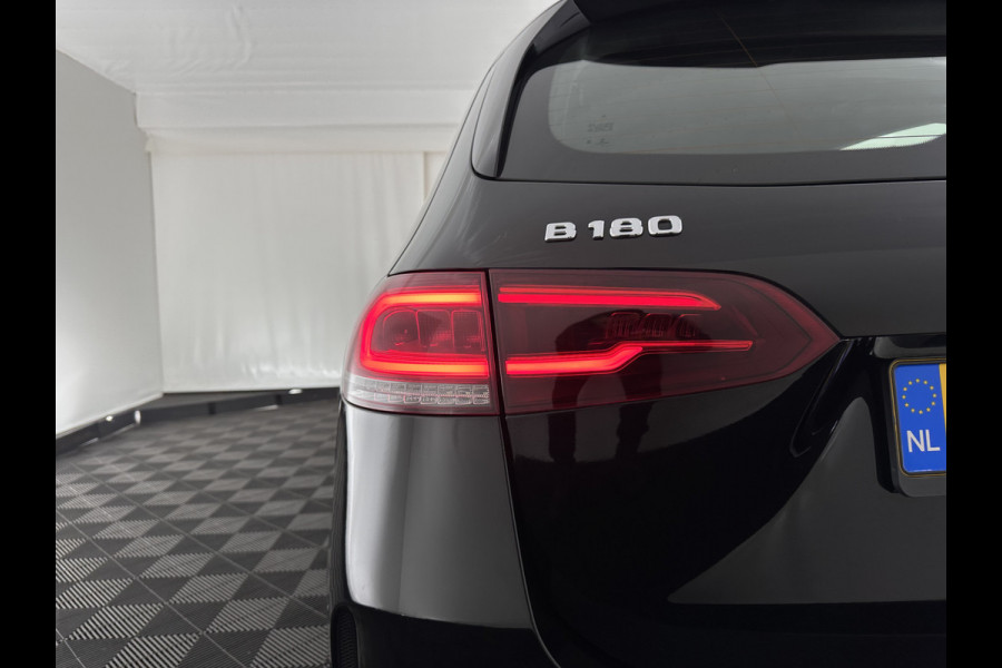 Mercedes-Benz B-Klasse 180 AMG-Line Business Solution (INCL-BTW) *LEATHER-MICROFIBRE | WIDESCREEN-COCKPIT | FULL-LED | BLINDSPOT | CAMERA | NAVI-FULLMAP | DAB+ | ECC | SHIFTPADDLES | CRUISE | HEATED-SPORTSEATS | TOWBAR | 18''ALU*