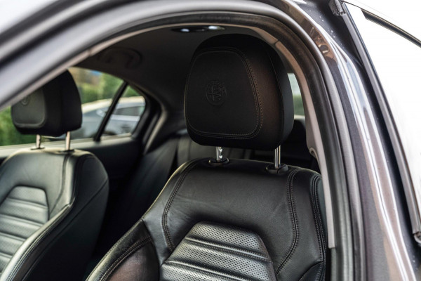 Alfa Romeo Giulia 2.0 T 280pk AWD Veloce Adaptive Camera Leder Stoel/Stuurverw. 19''