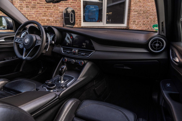 Alfa Romeo Giulia 2.0 T 280pk AWD Veloce Adaptive Camera Leder Stoel/Stuurverw. 19''