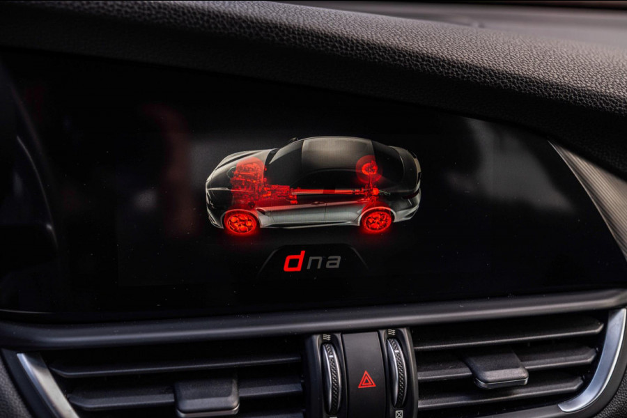 Alfa Romeo Giulia 2.0 T 280pk AWD Veloce Adaptive Camera Leder Stoel/Stuurverw. 19''