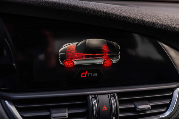 Alfa Romeo Giulia 2.0 T 280pk AWD Veloce Adaptive Camera Leder Stoel/Stuurverw. 19''