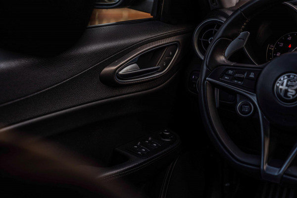 Alfa Romeo Giulia 2.0 T 280pk AWD Veloce Adaptive Camera Leder Stoel/Stuurverw. 19''