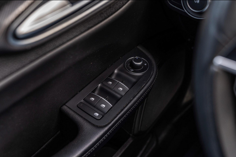 Alfa Romeo Giulia 2.0 T 280pk AWD Veloce Adaptive Camera Leder Stoel/Stuurverw. 19''