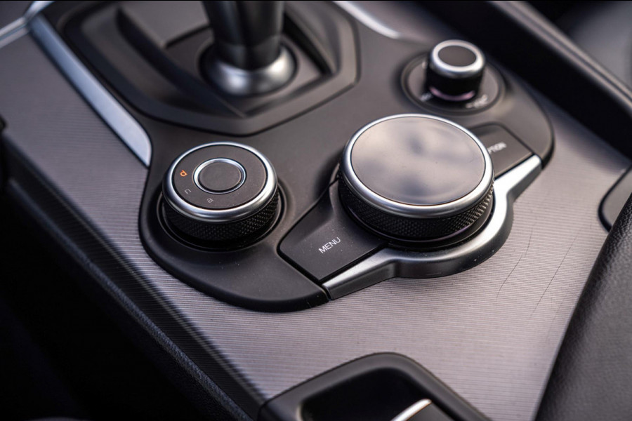 Alfa Romeo Giulia 2.0 T 280pk AWD Veloce Adaptive Camera Leder Stoel/Stuurverw. 19''