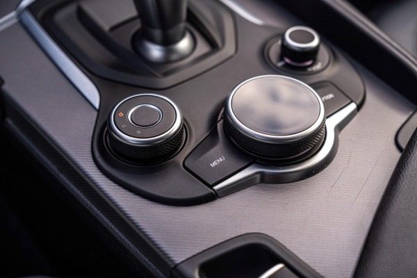 Alfa Romeo Giulia 2.0 T 280pk AWD Veloce Adaptive Camera Leder Stoel/Stuurverw. 19''