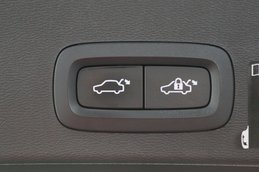 Volvo XC40 Recharge P8 AWD R-Design Two-Tone, Panoramadak, Apple Carplay, Pilot Assist, Trekhaak, 20"