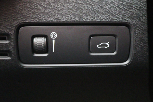 Volvo XC40 Recharge P8 AWD R-Design Two-Tone, Panoramadak, Apple Carplay, Pilot Assist, Trekhaak, 20"
