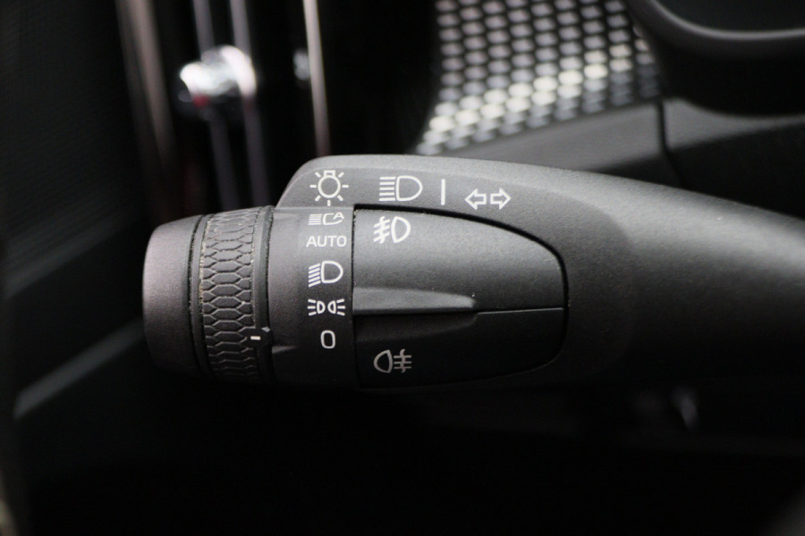 Volvo XC40 Recharge P8 AWD R-Design Two-Tone, Panoramadak, Apple Carplay, Pilot Assist, Trekhaak, 20"