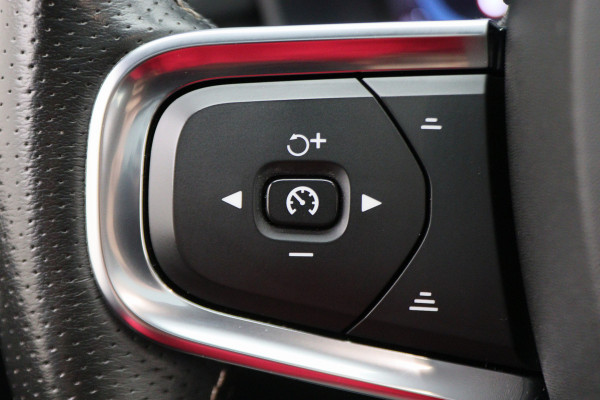 Volvo XC40 Recharge P8 AWD R-Design Two-Tone, Panoramadak, Apple Carplay, Pilot Assist, Trekhaak, 20"