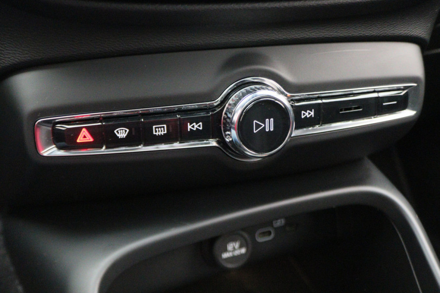 Volvo XC40 Recharge P8 AWD R-Design Two-Tone, Panoramadak, Apple Carplay, Pilot Assist, Trekhaak, 20"