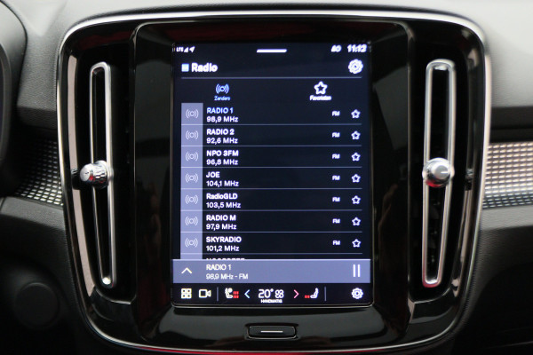 Volvo XC40 Recharge P8 AWD R-Design Two-Tone, Panoramadak, Apple Carplay, Pilot Assist, Trekhaak, 20"