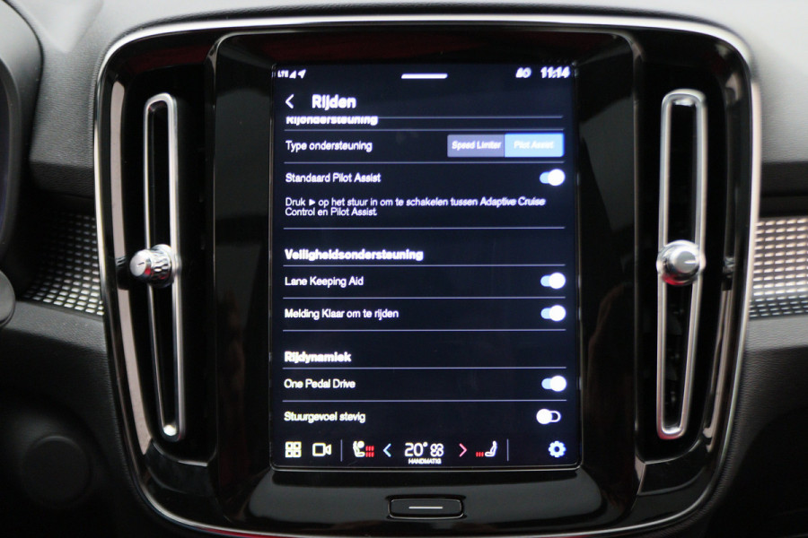 Volvo XC40 Recharge P8 AWD R-Design Two-Tone, Panoramadak, Apple Carplay, Pilot Assist, Trekhaak, 20"