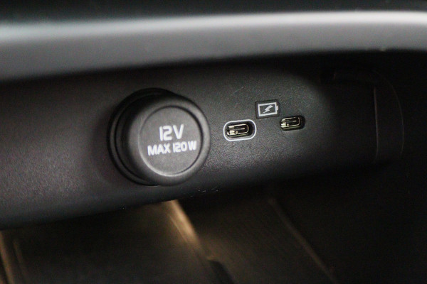 Volvo XC40 Recharge P8 AWD R-Design Two-Tone, Panoramadak, Apple Carplay, Pilot Assist, Trekhaak, 20"