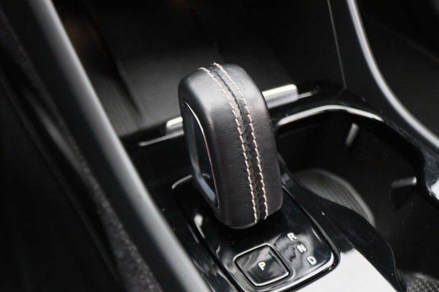 Volvo XC40 Recharge P8 AWD R-Design Two-Tone, Panoramadak, Apple Carplay, Pilot Assist, Trekhaak, 20"