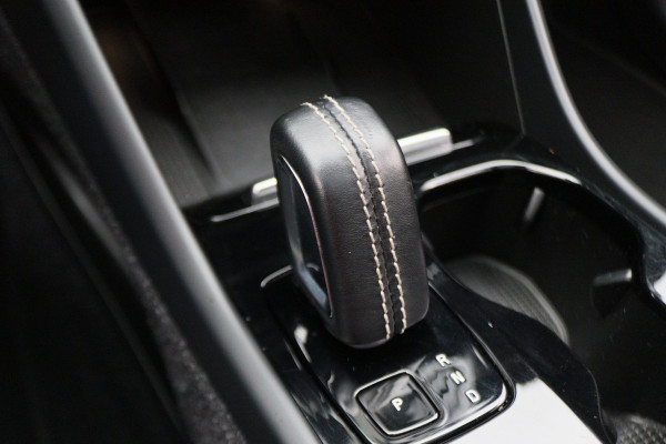Volvo XC40 Recharge P8 AWD R-Design Two-Tone, Panoramadak, Apple Carplay, Pilot Assist, Trekhaak, 20"