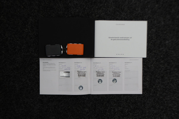 Volvo XC40 Recharge P8 AWD R-Design Two-Tone, Panoramadak, Apple Carplay, Pilot Assist, Trekhaak, 20"