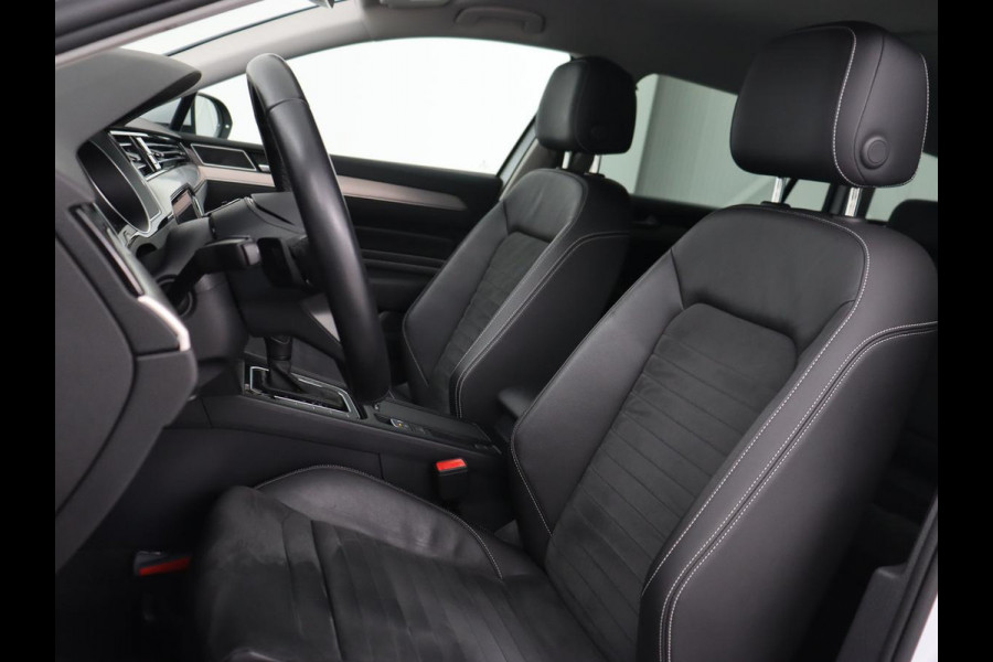 Volkswagen Passat 1.5 TSI Comfort Business | Stoelverwarming | Leder/Alcantara | Trekhaak | Adaptive cruise | Navigatie | Full LED | Parkeerhulp | Climate control | Bluetooth
