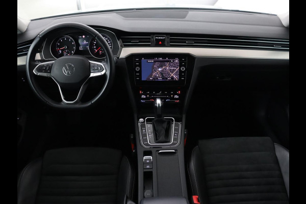 Volkswagen Passat 1.5 TSI Comfort Business | Stoelverwarming | Leder/Alcantara | Trekhaak | Adaptive cruise | Navigatie | Full LED | Parkeerhulp | Climate control | Bluetooth