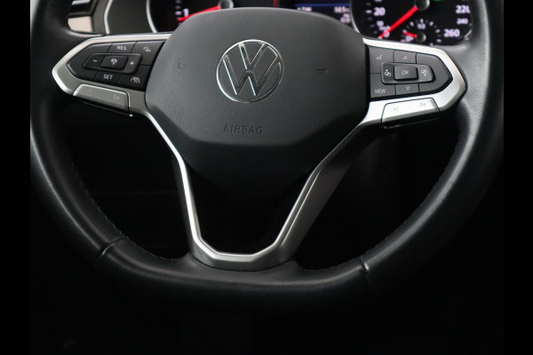 Volkswagen Passat 1.5 TSI Comfort Business | Stoelverwarming | Leder/Alcantara | Trekhaak | Adaptive cruise | Navigatie | Full LED | Parkeerhulp | Climate control | Bluetooth