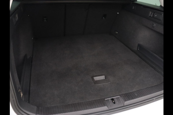 Volkswagen Passat 1.5 TSI Comfort Business | Stoelverwarming | Leder/Alcantara | Trekhaak | Adaptive cruise | Navigatie | Full LED | Parkeerhulp | Climate control | Bluetooth