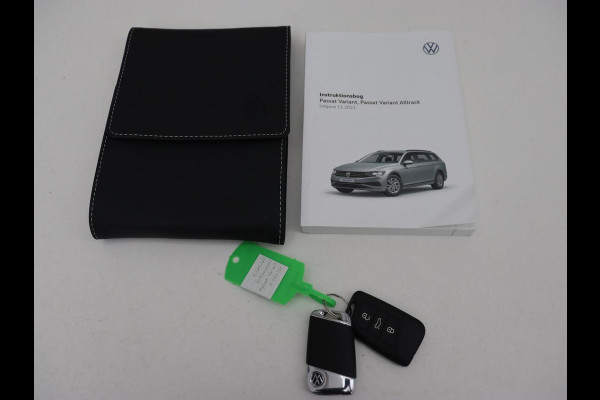 Volkswagen Passat 1.5 TSI Comfort Business | Stoelverwarming | Leder/Alcantara | Trekhaak | Adaptive cruise | Navigatie | Full LED | Parkeerhulp | Climate control | Bluetooth