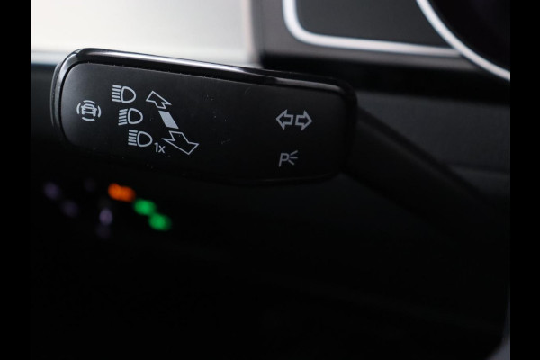 Volkswagen Passat 1.5 TSI Comfort Business | Stoelverwarming | Leder/Alcantara | Trekhaak | Adaptive cruise | Navigatie | Full LED | Parkeerhulp | Climate control | Bluetooth