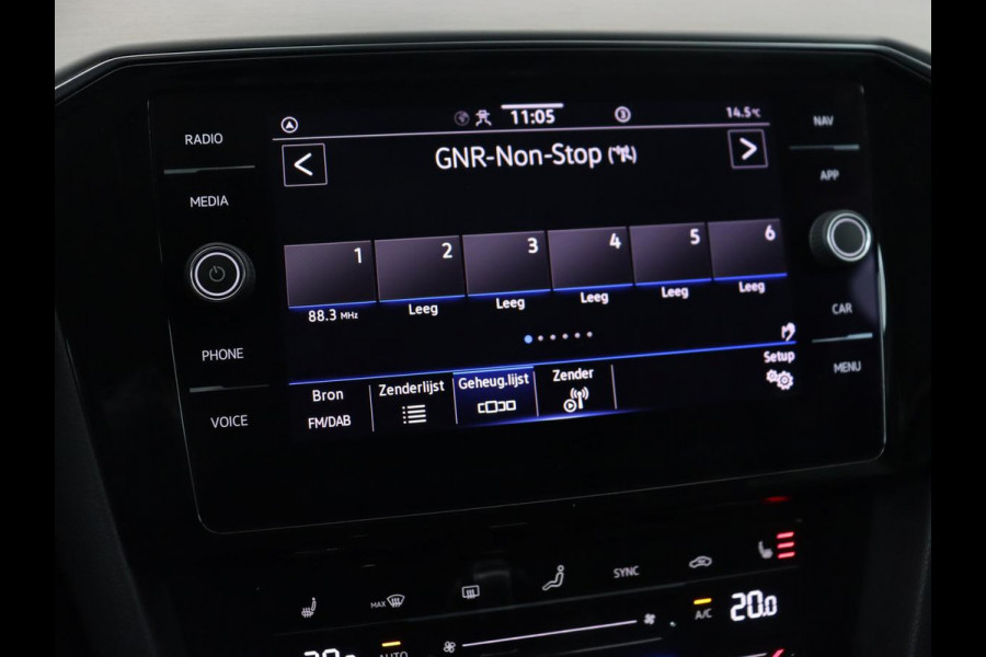 Volkswagen Passat 1.5 TSI Comfort Business | Stoelverwarming | Leder/Alcantara | Trekhaak | Adaptive cruise | Navigatie | Full LED | Parkeerhulp | Climate control | Bluetooth