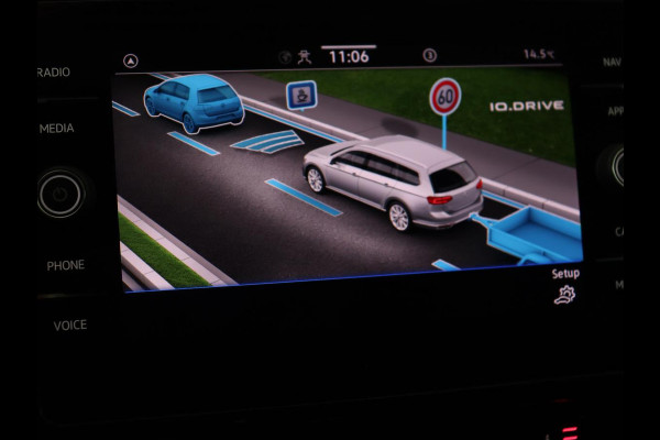 Volkswagen Passat 1.5 TSI Comfort Business | Stoelverwarming | Leder/Alcantara | Trekhaak | Adaptive cruise | Navigatie | Full LED | Parkeerhulp | Climate control | Bluetooth