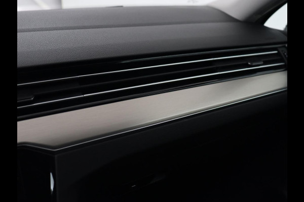 Volkswagen Passat 1.5 TSI Comfort Business | Stoelverwarming | Leder/Alcantara | Trekhaak | Adaptive cruise | Navigatie | Full LED | Parkeerhulp | Climate control | Bluetooth