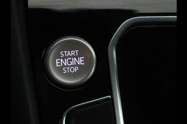 Volkswagen Passat 1.5 TSI Comfort Business | Stoelverwarming | Leder/Alcantara | Trekhaak | Adaptive cruise | Navigatie | Full LED | Parkeerhulp | Climate control | Bluetooth