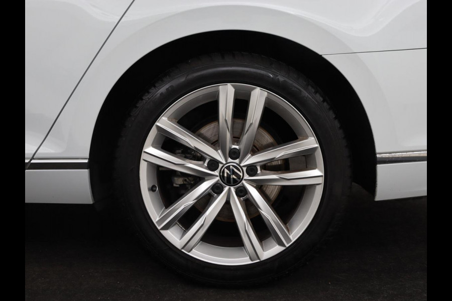 Volkswagen Passat 1.5 TSI Comfort Business | Stoelverwarming | Leder/Alcantara | Trekhaak | Adaptive cruise | Navigatie | Full LED | Parkeerhulp | Climate control | Bluetooth