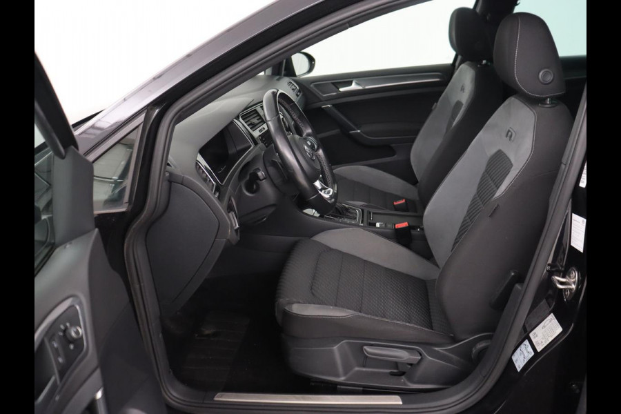 Volkswagen Golf 1.5 TSI R Line | Panoramadak | Trekhaak | Stoelverwarming | Adaptive cruise | Camera | Carplay | Navigatie | Full LED | Navigatie